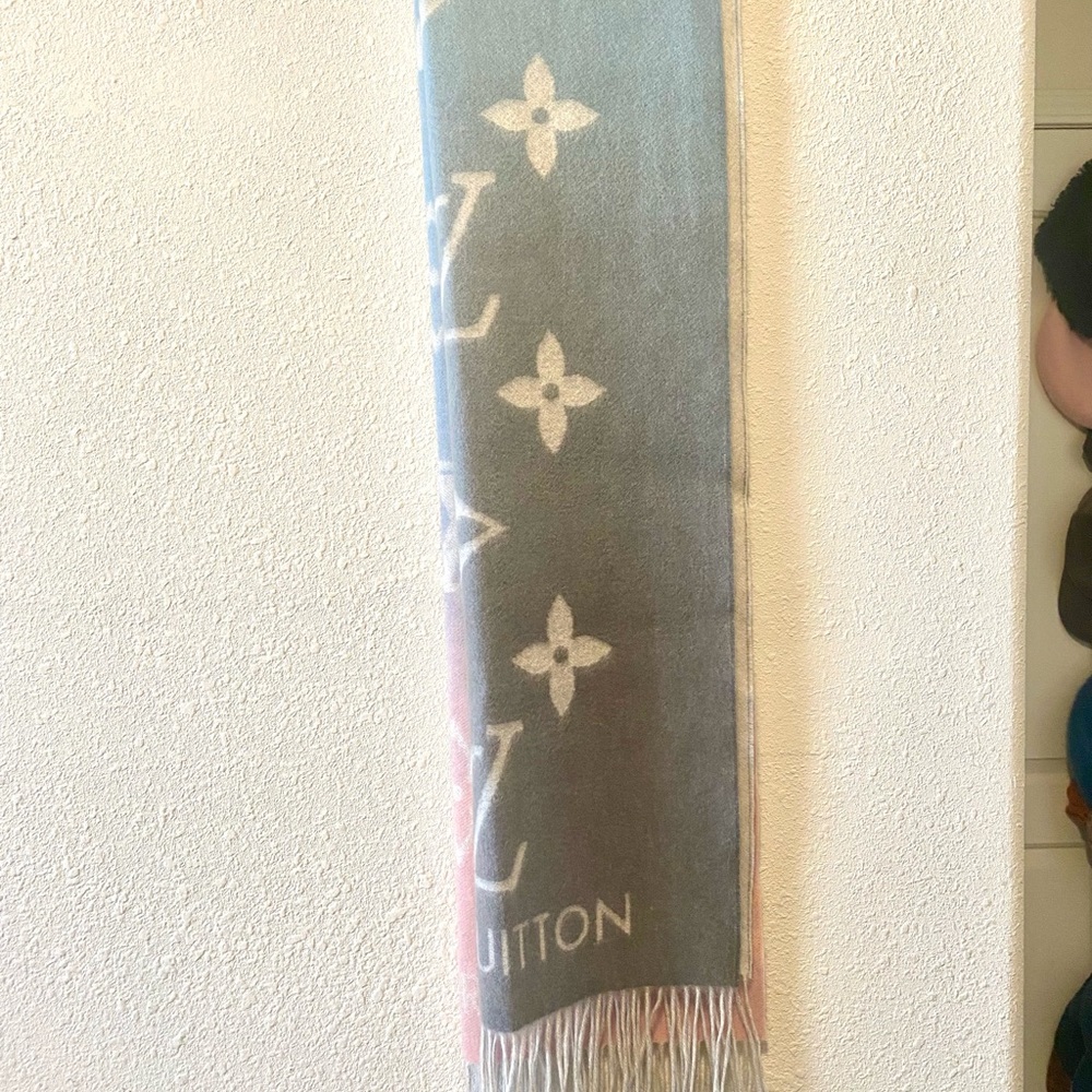 Louis Vuitton Gradient Cashmere Scarf - Picture 4 of 8
